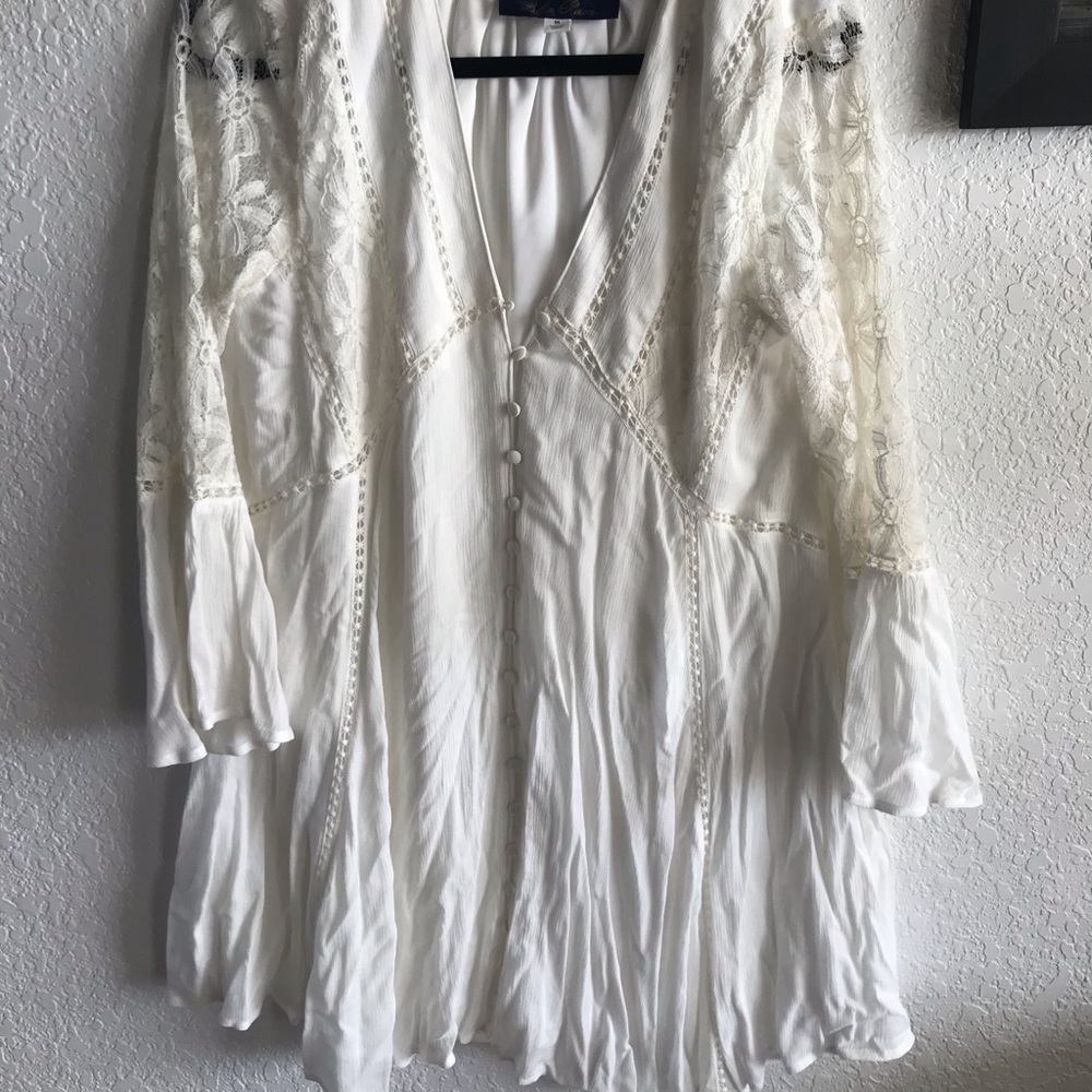 White button dress with lace sleeves